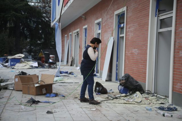 FOTO/ Dy ditë pas protestës së dhunshme të Berishës, nis pastrimi i selisë së PD-së