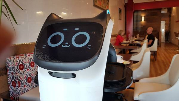 Pandemia, rrjeti i restoranteve në Angli vendos robotë si kamarier