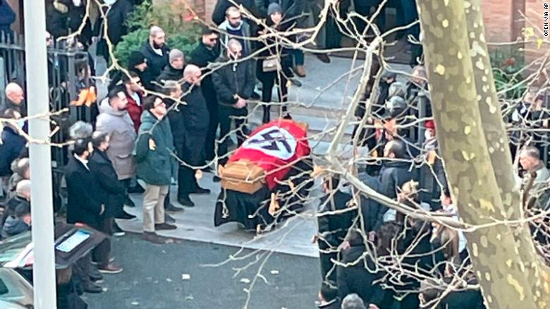 Udhëheqësit katolik dhe hebrenj italianë dënojnë përdorimin e flamurit nazist në funeralin e kishës