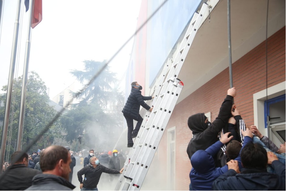 Militantët e Berishës shqyen PD-në, Sandër Lleshaj: Egërsirat nuk zbuten duke u prerë thonjtë