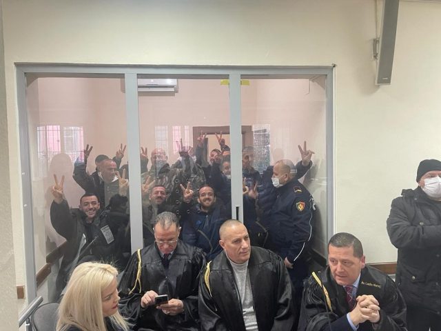 ‘Basha ik’/ Me dy gishtat lart, selfie dhe të qeshura! Stresi dhe mbështetësit e Berishës dalin para Gjykatës
