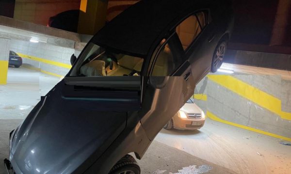 Makina “i bie shkurt”, përmbyset në parkingun nëntokësor