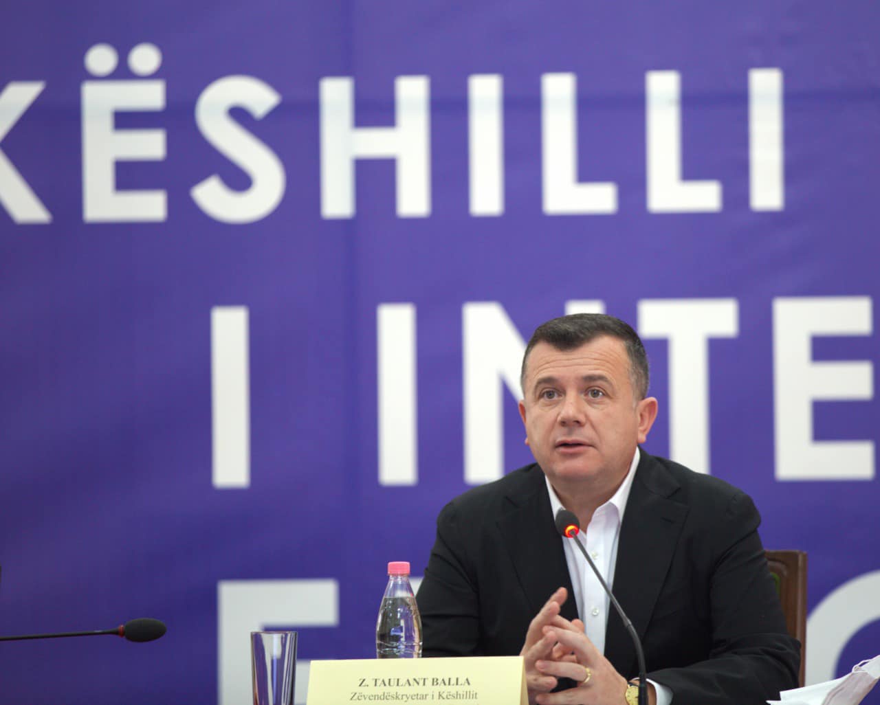 Përplasja e Metës me Kushtetuesen, PS: Po bën presion, drejtësia po krijon “shqetësime”