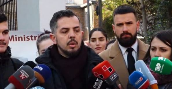 I ftohti mbyll shkollat për tre ditë në Shqipëri, qëndresa qytetare protestë para ministrisë së Arsimit