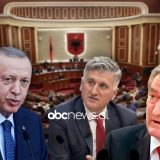 Kuvendi nis sesionin e dytë me vizitën e Erdogan, Berisha kthehet në ulësen e tij, Gjekmarkaj pason Alibeajn