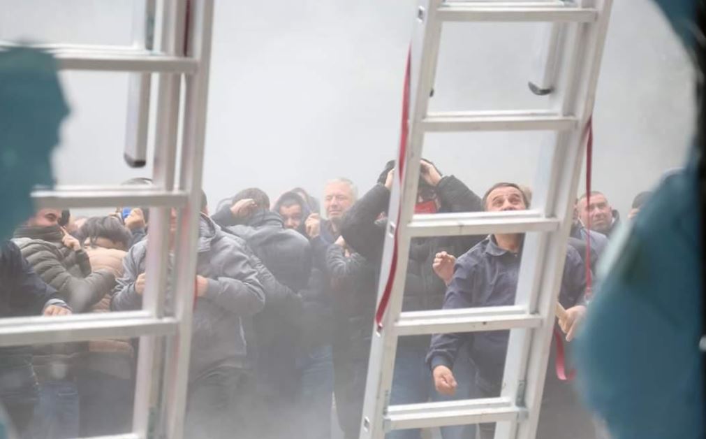 Protesta, ish-deputeti i PD: Të arrestohen organizatorët e dhunës, përfshi Berishën