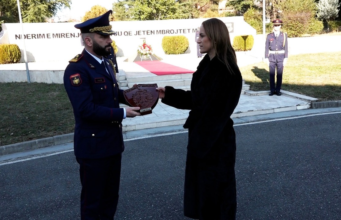 Ra në krye të detyrës, Gledis Nano i dhuron stemën e policisë familjarëve të Saimir Hoxhës