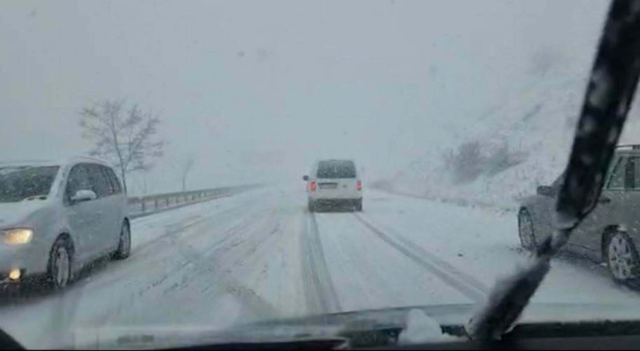 Ndërpriten reshjet e borës në Korçë, temperaturat shkojnë në -8 gradë