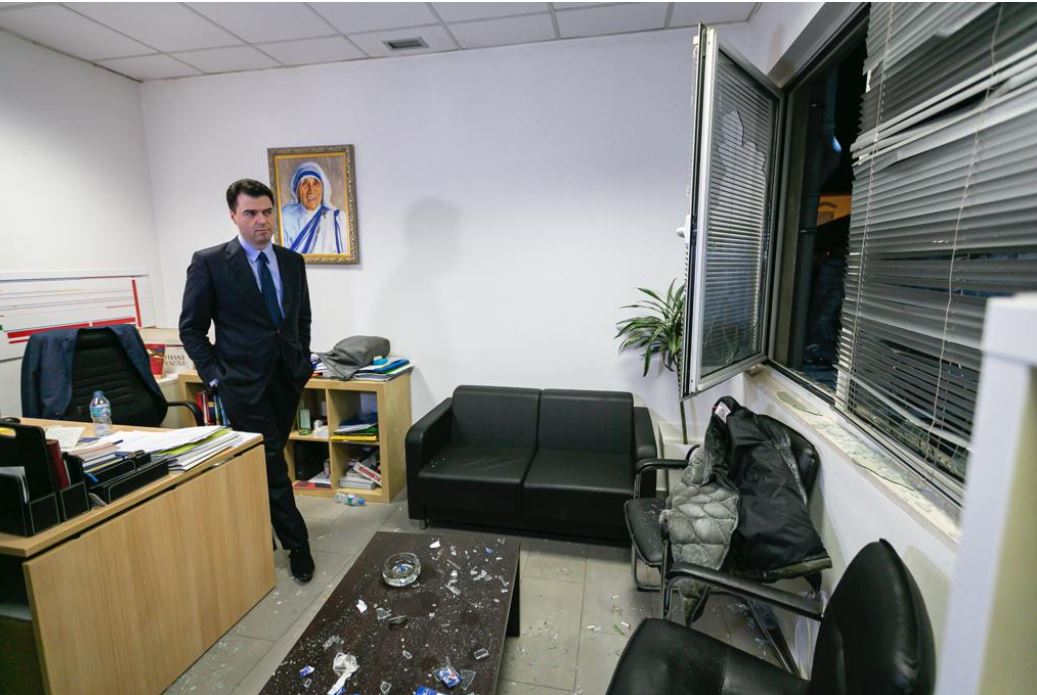 Basha publikon foto nga zyra e shkatërruar: Berisha vulosi ditën e tij të fundit në politikë