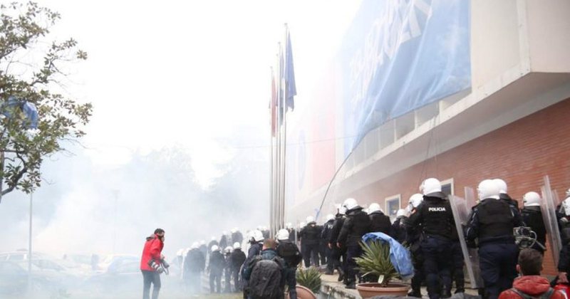 Protesta e dhunshme në selinë e PD, shkon në 60 numri i të shoqëruarve