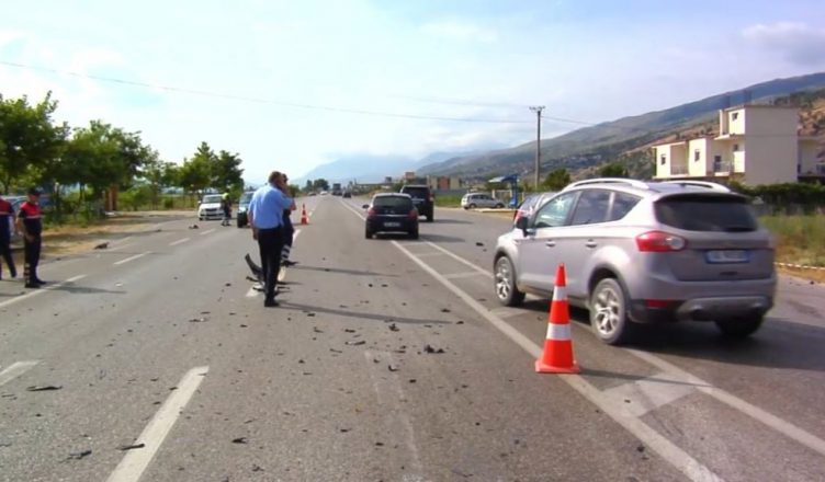 Aksident në Durrës, makina humb kontrollin dhe përplaset me trafikndarësen