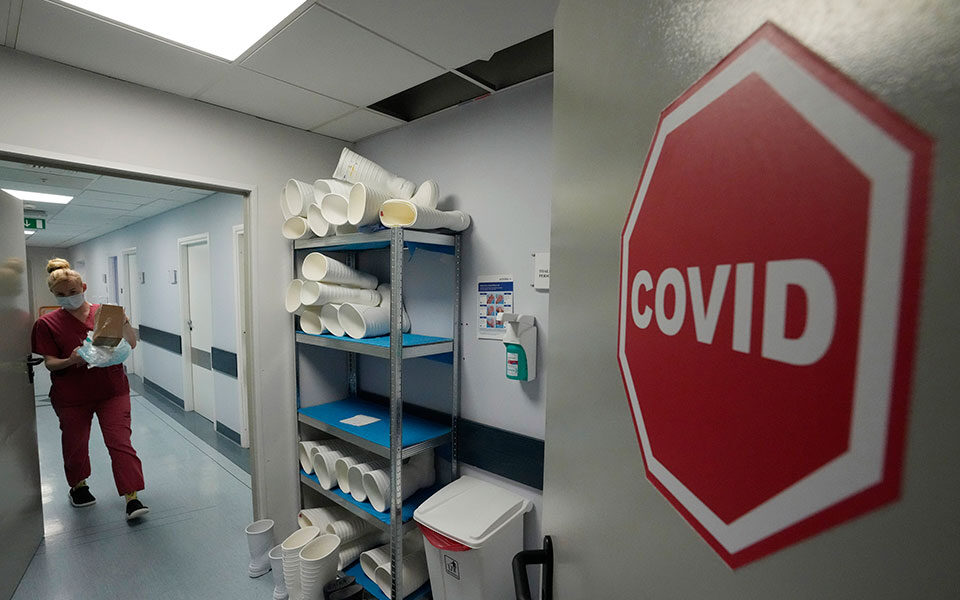 Shifra të larta të infektuarish me Covid në Greqi, humbin jetën 108 persona