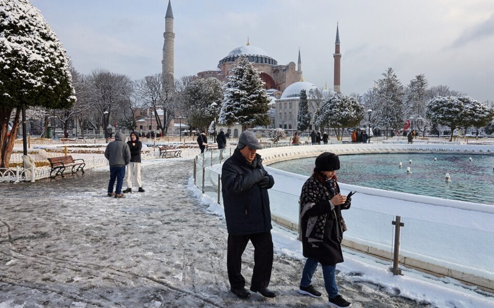 Turqia e “mbërthyer” nga bora dhe ngricat, mbi 4 mijë njerëz të bllokuar, mbyllet aeroporti i Stambollit