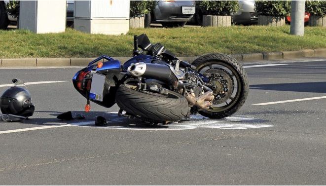 “Yamaha” merr në qafë të riun në Divjakë, 29-vjeçari përplaset me “Audi”-n dhe vdes në vend