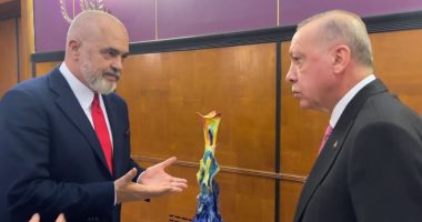 Prapaskenat/ Rama i dhuroi Erdogan veprën e tij: E kam bërë me këto duar, zonja e kupton më mirë artin