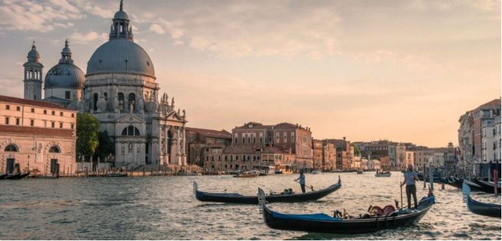 Turistja pozon nudo para statujës së luftëtares, dëbohet nga Venecia dhe gjobitet me 450 euro