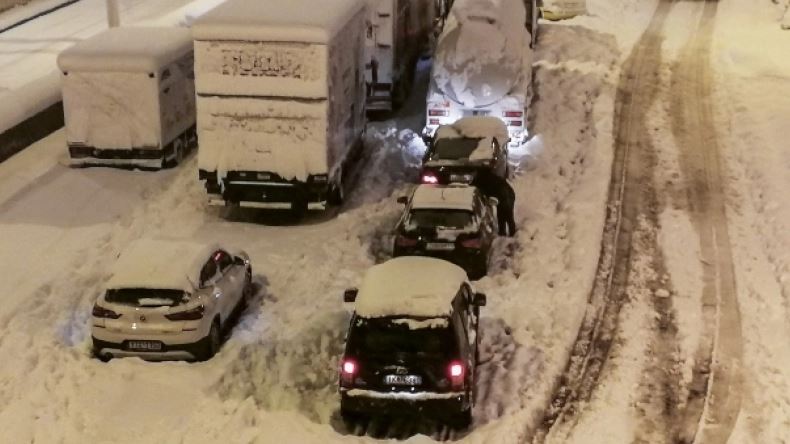 Ushtria nuk mbërriti! Shoferi i bllokuar në dëborë hap kamionin dhe shpërndan ushqime për banorët