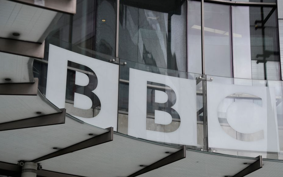 Qeveria e Mbretërisë së Bashkuar shkurton fondet për BBC-në