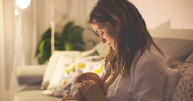 STUDIMI/ A e transmetojnë nënat koronavirusin te foshnjet gjatë ushqyerjes me gji?