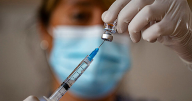 Studimi: Doza e tretë e vaksinës mbron kundër Omicron