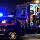 Sherr masiv mes shqiptarëve dhe rumunëve në Itali, 4 të plagosur. Babai shqiptar i ngul thikën të rinjve që i lënduan djemtë