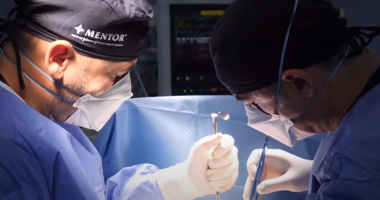 “Evita” siguron implantet “Mentor” për pacienten e rrezikuar nga kanceri i gjirit