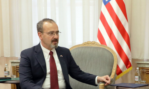 Ambasadori amerikan në Beograd kërkon marrëveshje me njohje reciproke: Hill mezi pret të vijë në Serbi