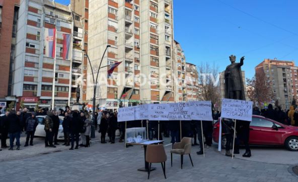 Autoritetet në Kosovë nuk lejuan referendumin, serbët protestojnë në Mitrovicë