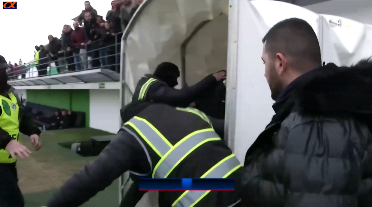 Video/ Tifozët e Egnatias nuk mbajnë nervat,  sulmojnë arbitrin Enea Jorgji