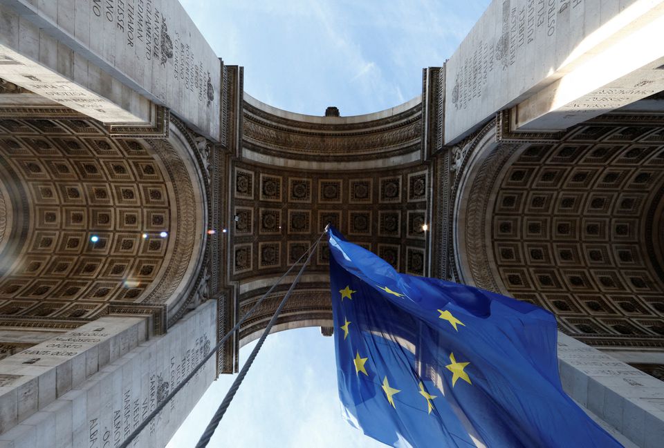 Flamuri i BE nën harkun e triumfit, shpërthejnë polemikat