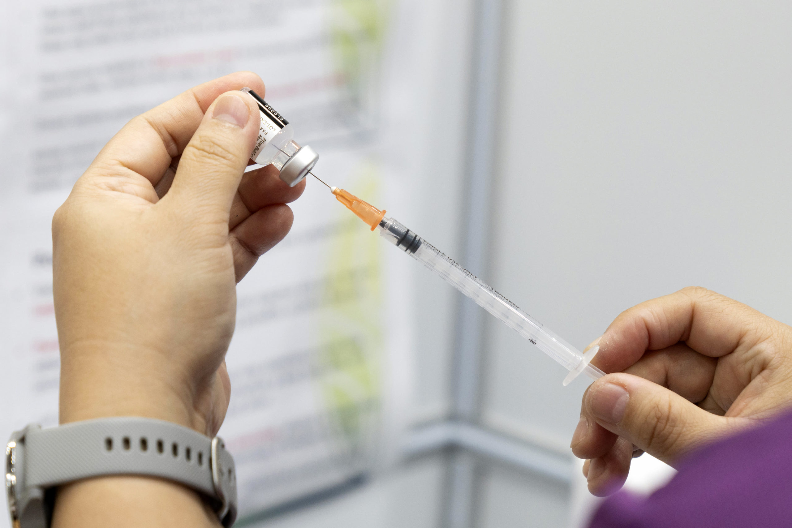 Pfizer: Doza përforcuese mund të jepet së bashku me vaksinën kundër pneumonisë