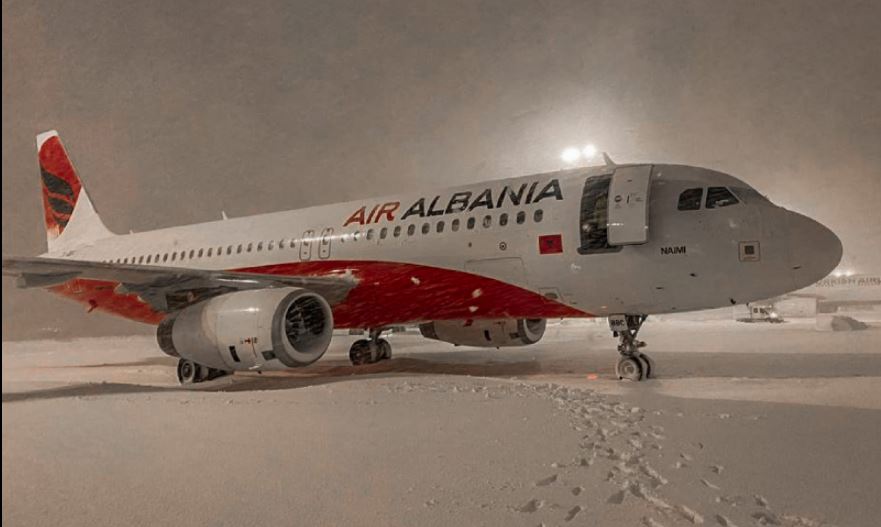 Stuhia e dëborës bllokon avionin e “Air Albania”-s në Stamboll