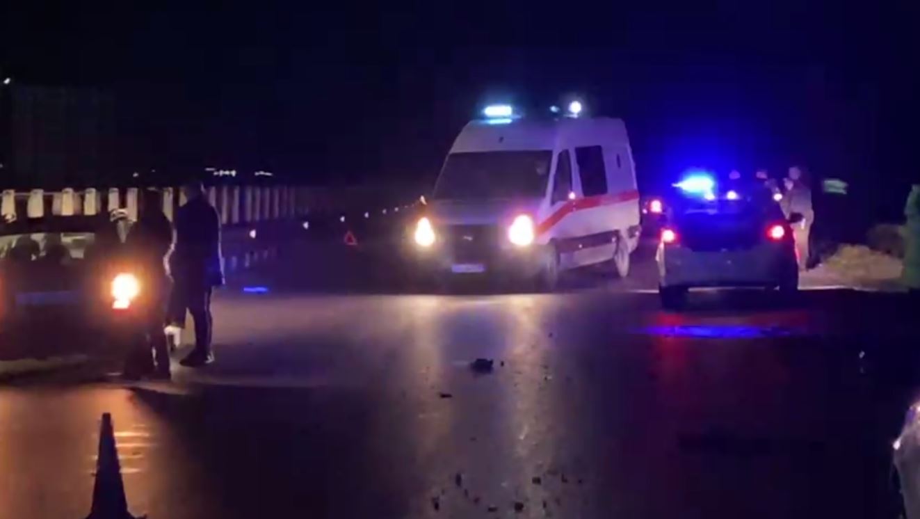 Aksidentohet ambulanca në Rinas, lëndohet pacientja dhe një tjetër