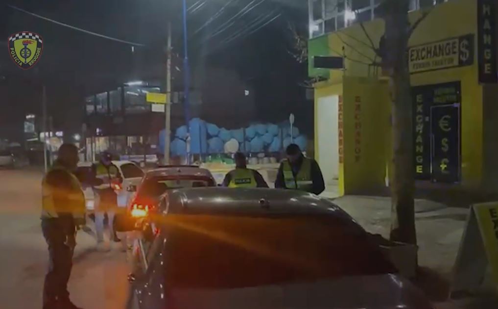 Targa të skaduara dhe parkim në vendin e gabuar, policia ndëshkon shoferët e pabindur në Tiranë