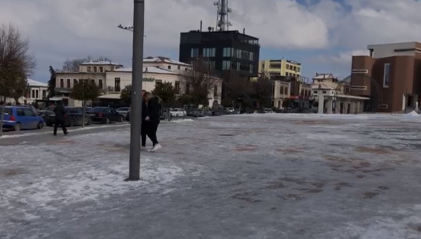 I ftohti i acartë, akulli “pushton” rrugët e Korçës