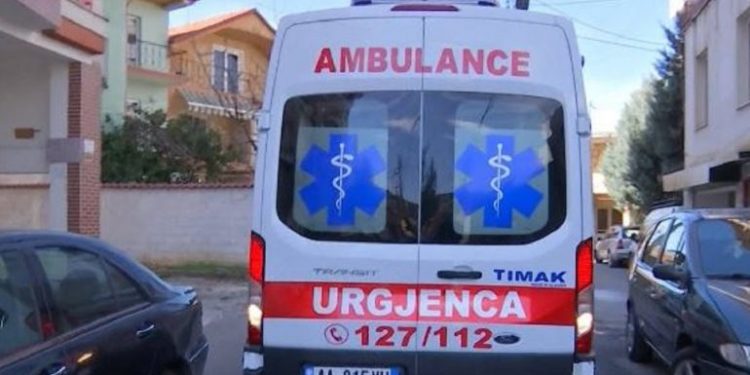 E zuri korrenti në tarracën e shtëpisë në Tiranë, 55-vjeçari përfundon në spital