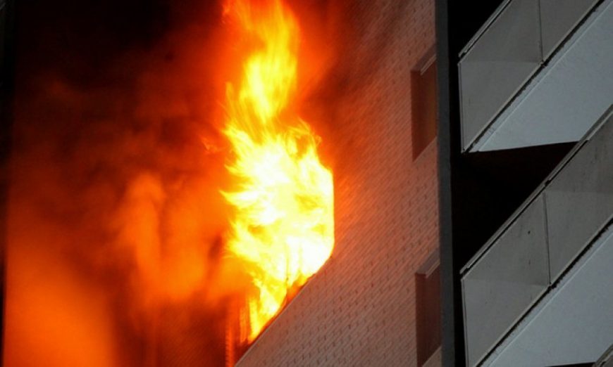 Zjarr në katin e pestë të një pallati në Tiranë