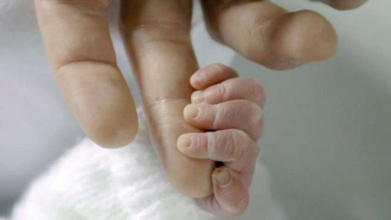 Nëna shqiptare braktis katër fëmijët e mitur dhe largohet në drejtim të paditur