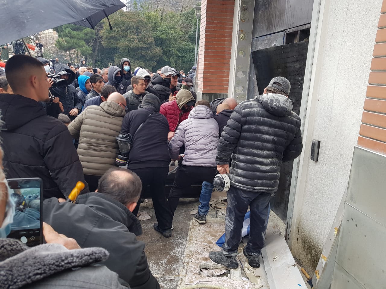 Protesta e dhunshme e Berishës, shkon një i plagosur te “Trauma”