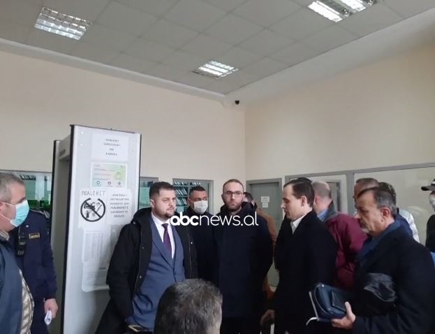 Seanca gjyqësore/ Gazment Bardhi dhe avokatët shkojnë në mbështetje të 11 të arrestuarve brenda selisë së PD