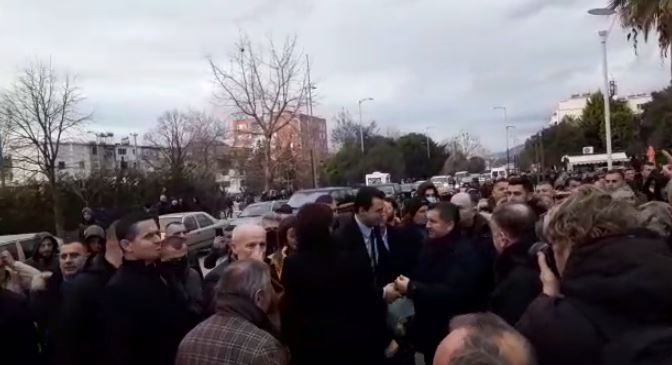 Basha në Laç, qytetari kundër vizitës së tij, zihet me mbështetësit e kryedemokratit