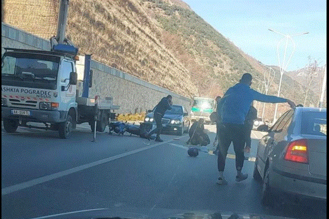 Aksident me një të plagosur në Pogradec, motori përplaset me makinën e bashkisë