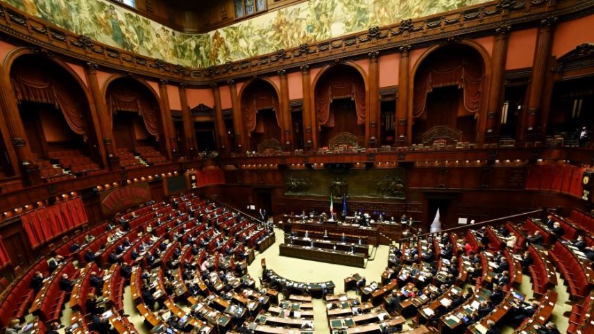Të infektuar me Covid, 30 deputetë italianë do të votojnë te parkingu i Parlamentit për presidentin