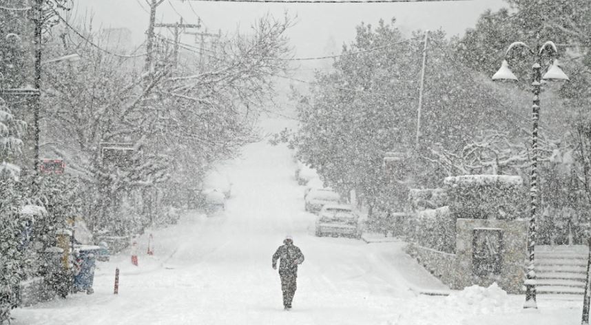 Bora mbërrin pranë detit në Athinë, probleme nga moti i keq në Greqi