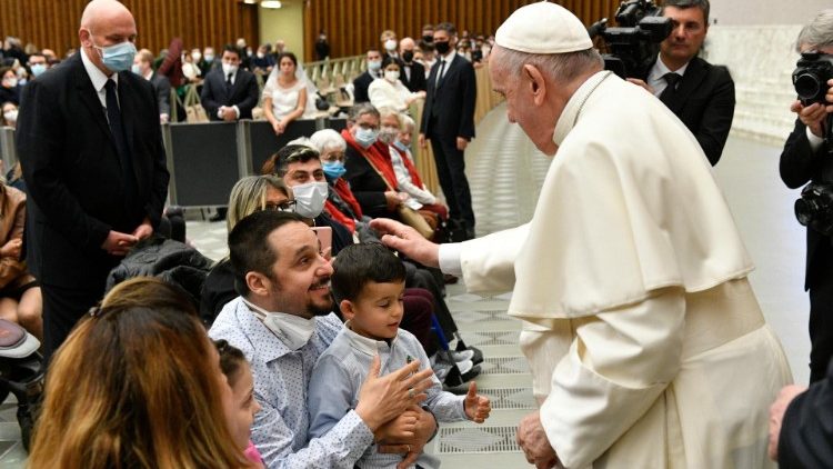 Papa, i ashpër: Mbani qen e mace në shtëpi dhe nuk keni fëmijë, egoistë!