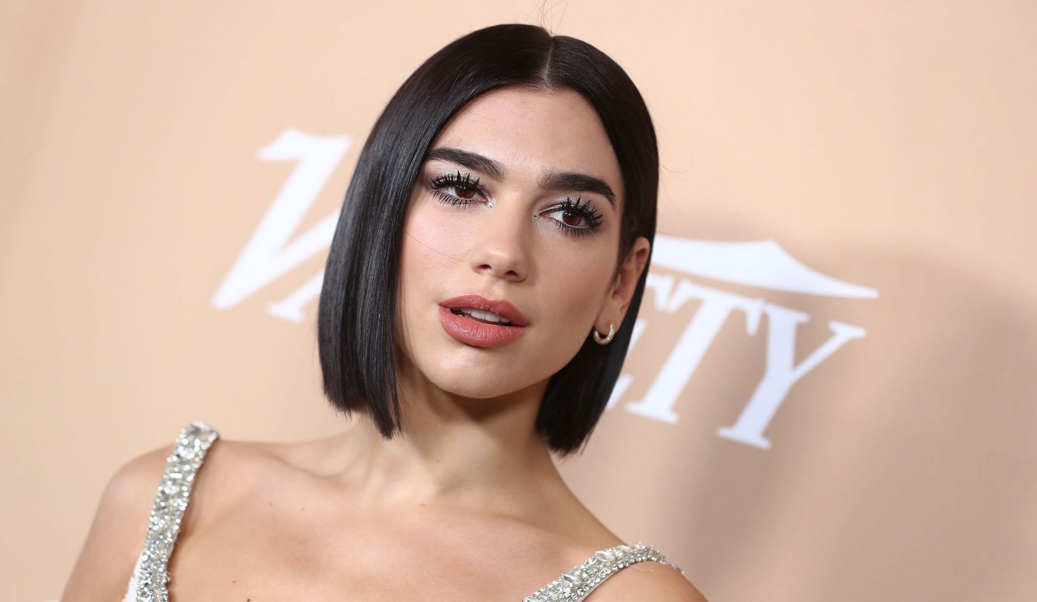 VIDEO/ Dua Lipa i mëson fjalë shqip mikeshës së saj