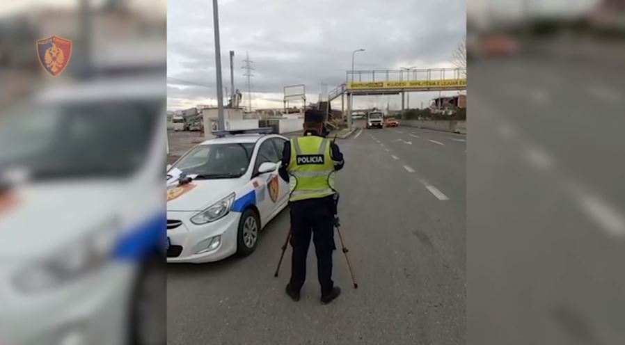 Arrestohen 13 shoferë në Durrës, policia ndëshkon me gjobë mijëra të tjerë