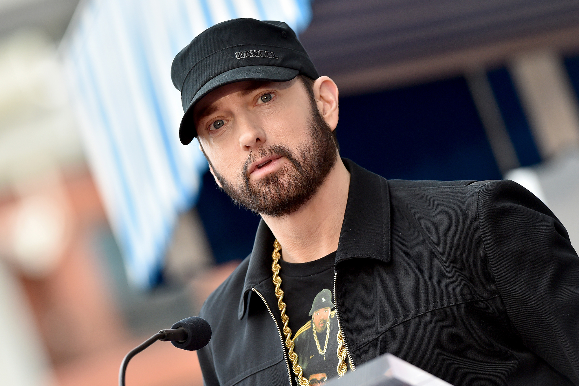 Artisti britanik ridizajnon kopertinat e albumeve të Eminem, për një kauzë të mirë