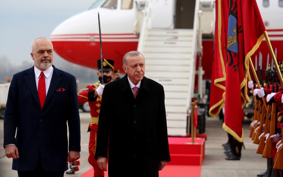 Republika Islamike e Erdoganit dhe fantazma e Skënderbeut, gazeta greke analizon vizitën e liderit turk në Shqipëri