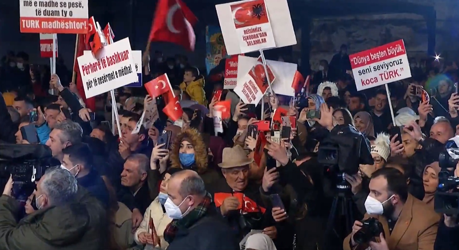 Rama, batuta me mbështetësit e Erdoganit para xhamisë: Po e mbyll se s’keni ardhur për mua, por për atë